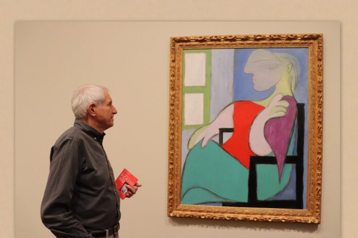 Roberto Ippolito con l’opera di Pablo Picasso “Femme assise près d'une fenêtre (Marie-Thérèse)” alla mostra “Picasso 1932 – Love, Fame, Tragedy”, alla Tate Modern, Londra 25 maggio 2018