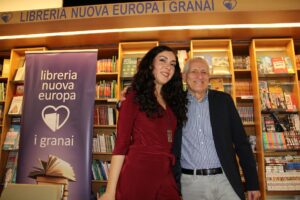 11 maggio 2023 Libreria Nuova Europa I Granai Roma, Stefania Spanò al termine della presentazione con Roberto Ippolito