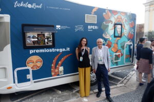 7 giugno 2023 Premio Strega Teatro Romano Benevento, Margherita Schirmacher con il suo camper Ticket to Ride dello Strega Tour e Roberto Ippolito