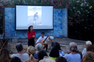 1 agosto 2023 Porto San Giorgio, La voce soprano di Maria Olimpia Renna e la chitarra di Lorenzo Patrignani aprono la serata-evento per il libro di Roberto Ippolito "Delitto Neruda" (Chiarelettere)