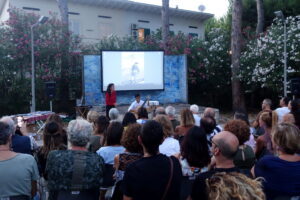 1 agosto 2023 Porto San Giorgio, La voce soprano di Maria Olimpia Renna e la chitarra di Lorenzo Patrignani aprono la serata-evento per il libro di Roberto Ippolito "Delitto Neruda" (Chiarelettere)