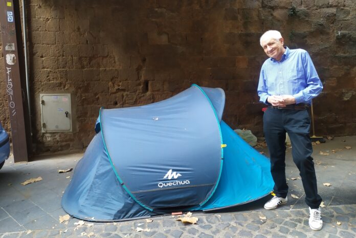 Roberto Ippolito per la protesta degli universitari costretti a dormire in tenda per il caro affitti