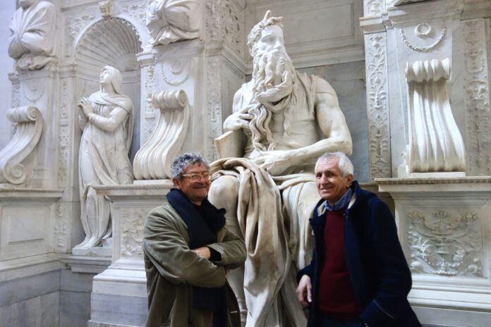 Antonio Forcellino e Roberto Ippolito davanti al Mosè di Michelangelo, Basilica San Pietro in Vincoli a Roma (foto di archivio)