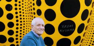 16 ottobre 2024 Roberto Ippolito davanti alla zucca di Yayoi Kusama a Londra nei Kensington Gardens collocata da Serpentine Galleries