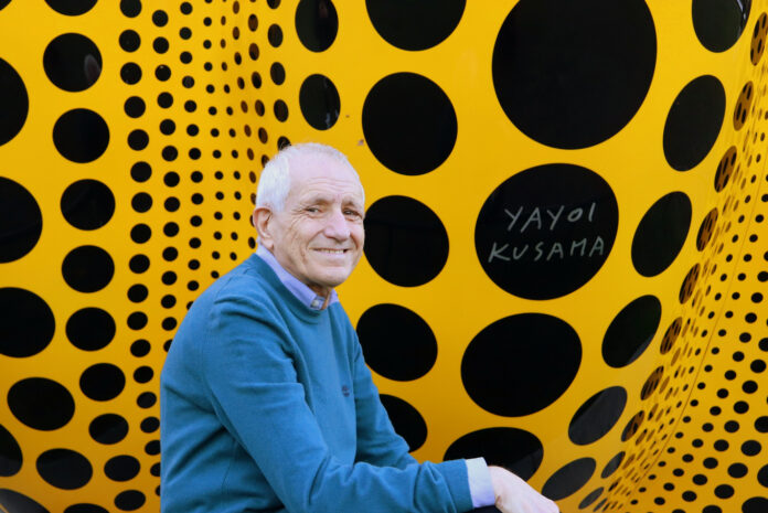 16 ottobre 2024 Roberto Ippolito davanti alla zucca di Yayoi Kusama a Londra nei Kensington Gardens collocata da Serpentine Galleries