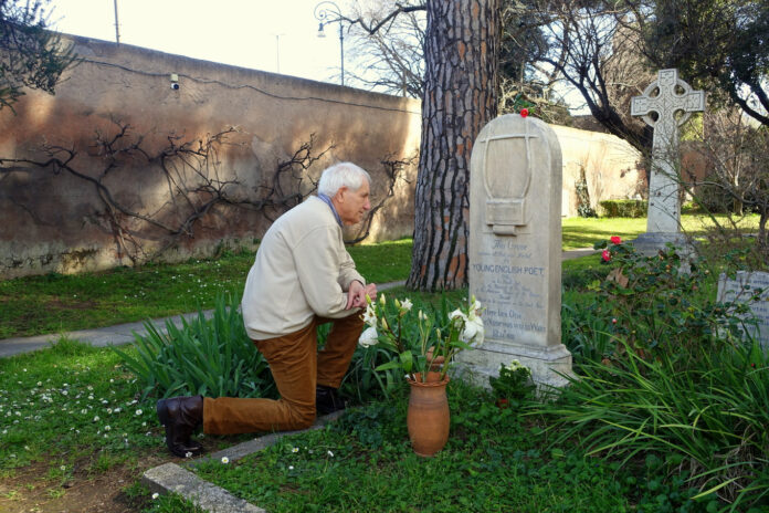 2025_02_23 (01) Tomba John Keats giorno anniversario morte Cimitero acattolico, Roberto Ippolito Roberto Ippolito alla tomba di John Keats al Cimitero acattolico, a Testaccio a Roma, il 23 febbraio 2025, anniversario della morte del poeta inglese