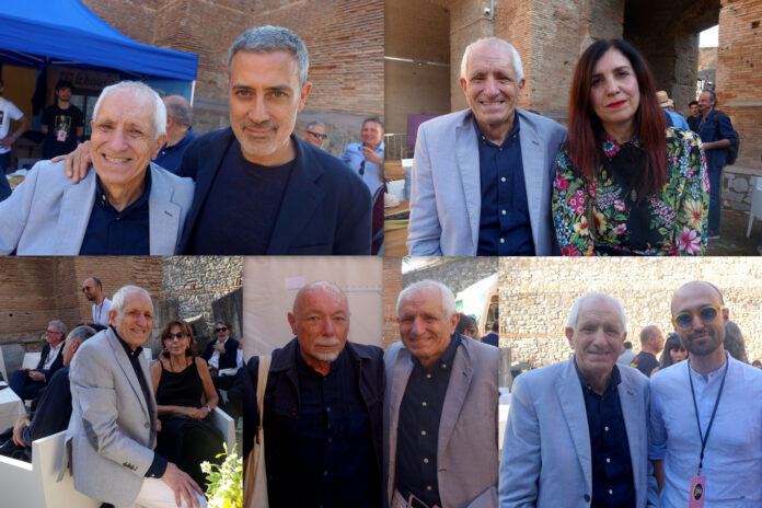 a 2025_06_04 Premio Strega Teatro Romano Benevento, i finalisti con Roberto Ippolito 4 giugno 2025 Premio Strega Teatro Romano Benevento, i finalisti Andrea Bajani, Nadia Terranova, Elisabetta Rasy, Paolo Nori e Michele Ruol con Roberto Ippolito