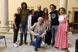 8 giugno 2025 Emporio Letterario Pienza, in piedi Giulia Marziali, Giuseppe Marrone, Alessia Vassallo, Giorgio Nisini, Giulia Muraglia, Nunzio Bellassai, Valentina Notarberardino, in ginocchio Roberto Ippolito ph Bruno Fini