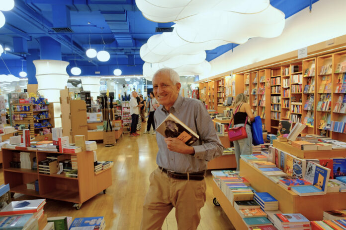 2025_09_13 (03) Nuova Europa I Granai, Roberto Ippolito 'Wilde come se' Sem Feltrinelli ph NCosi Roberto Ippolito con il suo libro “Wilde come se” (Sem Feltrinelli) nella Libreria Nuova Europa I Granai a Roma Foto Natalia Cosi