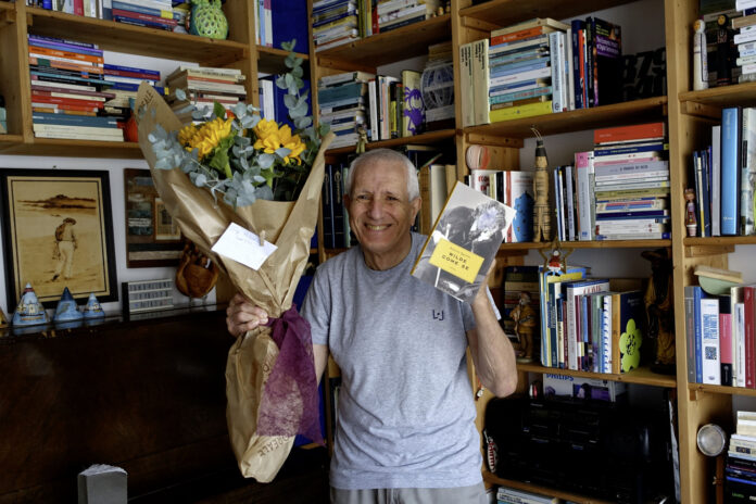 2025_09_16 (03) Roberto Ippolito ‘Wilde come se’ Sem Feltrinelli e i girasoli nel giorno uscita 16 settembre 2025 Roberto Ippolito autore di “Wilde come se” con i girasoli ricevuti nel giorno dell’uscita del romanzo pubblicato da Sem Feltrinelli