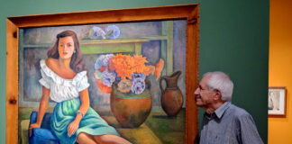 Roberto Ippolito accanto all’opera di Diego Rivera “Mujer sentada con flores” esposta ai Musei Capitolini Villa Caffarelli, a Roma