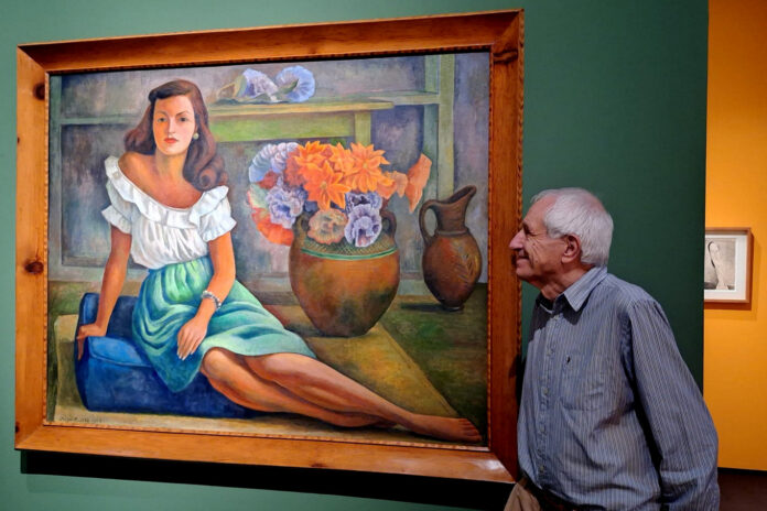 Roberto Ippolito accanto all’opera di Diego Rivera “Mujer sentada con flores” esposta ai Musei Capitolini Villa Caffarelli, a Roma