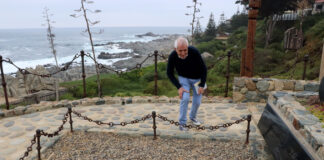 Roberto Ippolito accanto alla tomba di Paolo Neruda a Isla Negra, in Cile