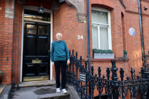 Roberto Ippolito all’House Beautiful, abitata da Oscar Wilde e da Constance dopo il matrimonio, a Tite Street (civico diventato 34) a Londra