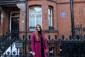 Irene Ippolito all’House Beautiful, abitata da Oscar Wilde e da Constance dopo il matrimonio, a Tite Street (civico diventato 34) a Londra