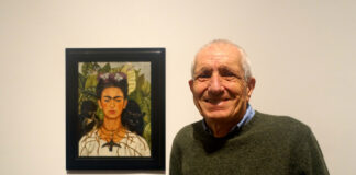 Roberto Ippolito accanto all’opera di Frida Kahlo “Autoritratto con collana di spine e colibrì” alla mostra della Tate Modern “Frida: The Making Of An Icon”