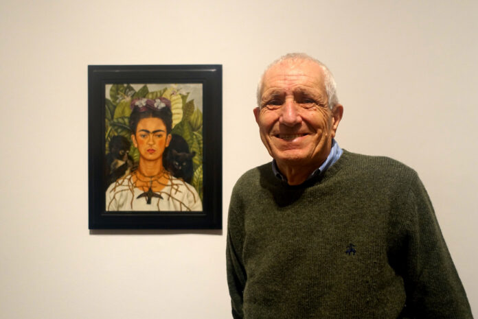 Roberto Ippolito accanto all’opera di Frida Kahlo “Autoritratto con collana di spine e colibrì” alla mostra della Tate Modern “Frida: The Making Of An Icon”