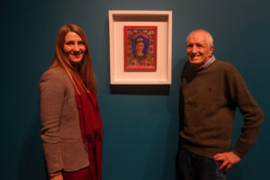 Irene Ippolito e Roberto Ippolito accanto all’opera di Frida Kahlo “La cornice” alla mostra della Tate Modern “Frida: The Making Of An Icon”