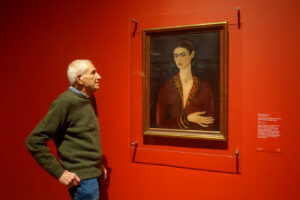 Roberto Ippolito accanto all’opera di Frida Kahlo “Autoritratto (con vestito di velluto)” alla mostra della Tate Modern “Frida: The Making Of An Icon”