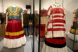 Roberto Ippolito tra i vestiti di Frida Kahlo alla mostra della Tate Modern “Frida: The Making Of An Icon”