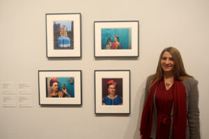 Irene Ippolito accanto alle fotografie di Frida Kahlo scattate da Nickolas Muray alla mostra della Tate Modern “Frida: The Making Of An Icon”