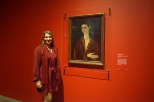 Irene Ippolito accanto all’opera di Frida Kahlo “Autoritratto (con vestito di velluto)” alla mostra della Tate Modern “Frida: The Making Of An Icon”