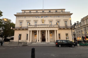 16 ottobre 2026 L’Athenaeum, a Londra, che ha ospitato l’Oscar Wilde Birthday Dinner