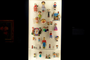 Bamboline rappresentative della Fridamania alla mostra della Tate Modern “Frida: The Making Of An Icon”