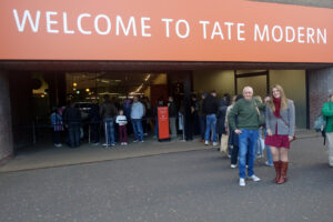 Roberto Ippolito e Irene Ippolito all’ingresso della Tate Modern con la mostra “Frida: The Making Of An Icon”