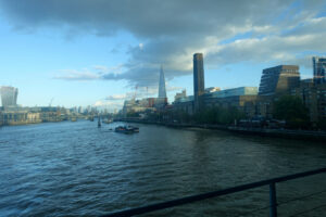 A destra la Tate Modern, con la mostra “Frida: The Making Of An Icon”, vista dall'Old Blackfriars Railway Bridge