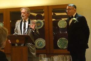 16 ottobre 2026 Darcy Sullivan presenta lo speaker Gregory Mackie all’Oscar Wilde Birthday Dinner all’Athenaeum a Londra